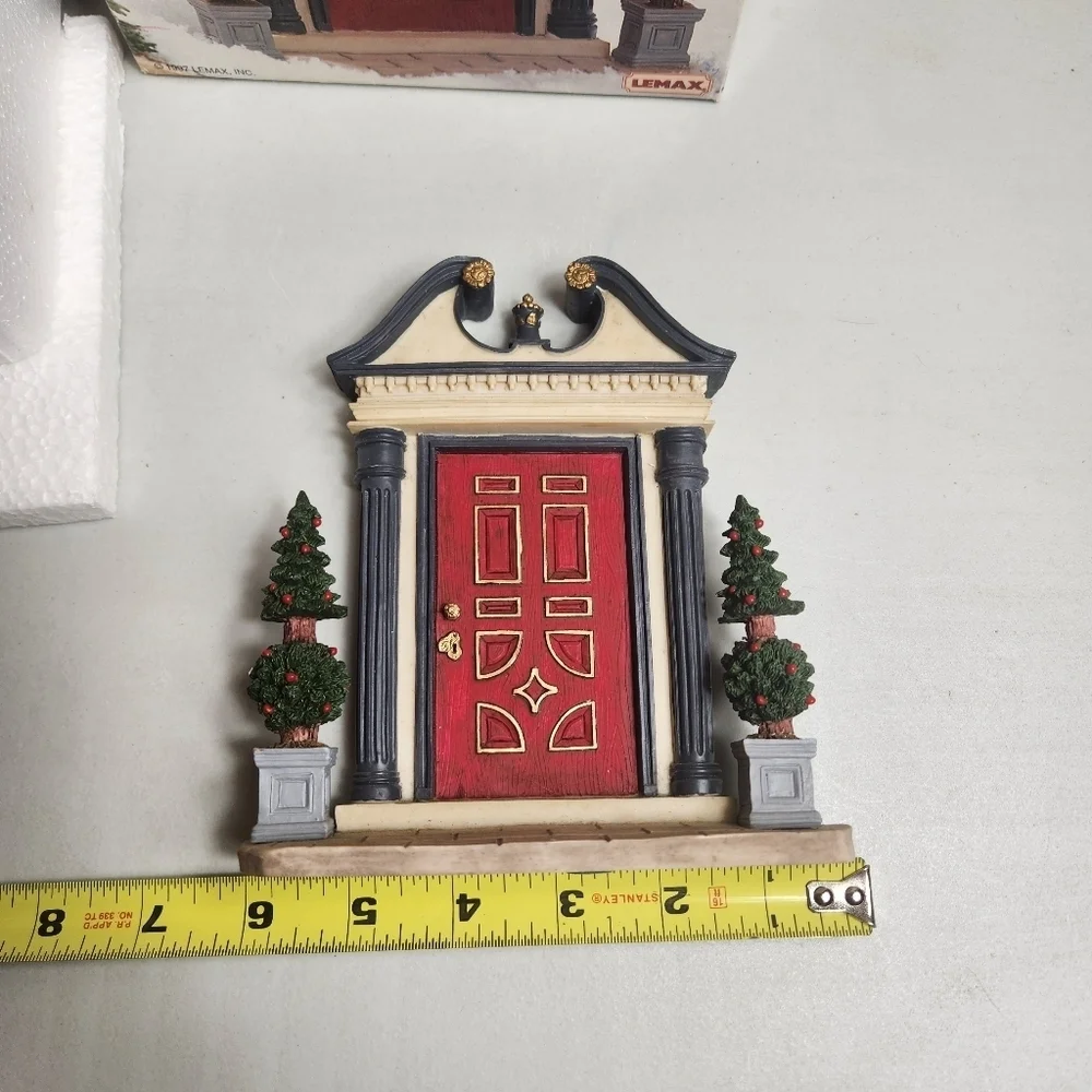 LEMAX VTG 1997 Christmas Village Memory Makers Colonial Red Door Boxed #77068